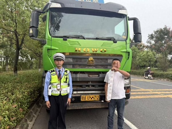 港联证券 赶送货存侥幸？武汉江夏交警严处闯红灯大货车！